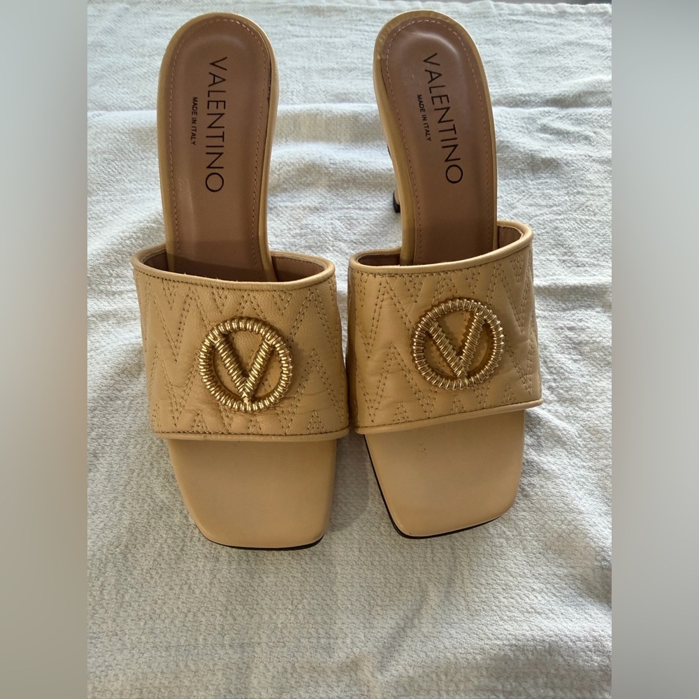 Nude Valentino heeled sandals for sale in very good condition!